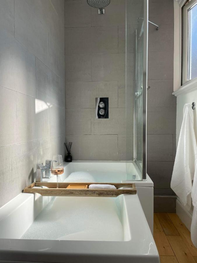 The Clock Tower Apartment - Spacious, Modern, 2 Bed Room Apartment , Southsea With Free Parking - Sleeps 4 朴次茅斯 外观 照片