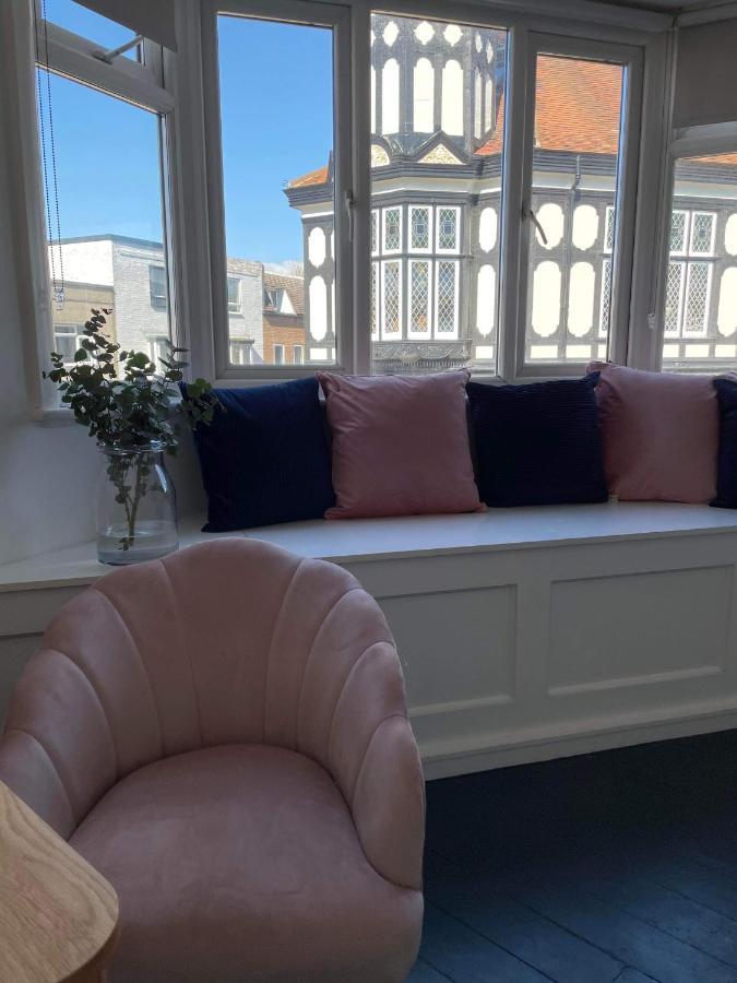 The Clock Tower Apartment - Spacious, Modern, 2 Bed Room Apartment , Southsea With Free Parking - Sleeps 4 朴次茅斯 外观 照片