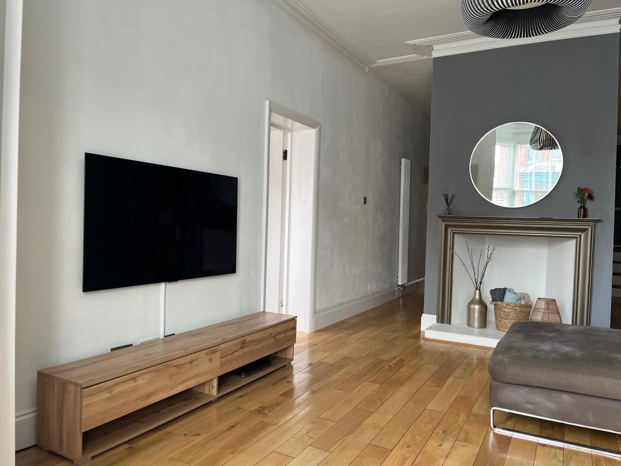 The Clock Tower Apartment - Spacious, Modern, 2 Bed Room Apartment , Southsea With Free Parking - Sleeps 4 朴次茅斯 外观 照片