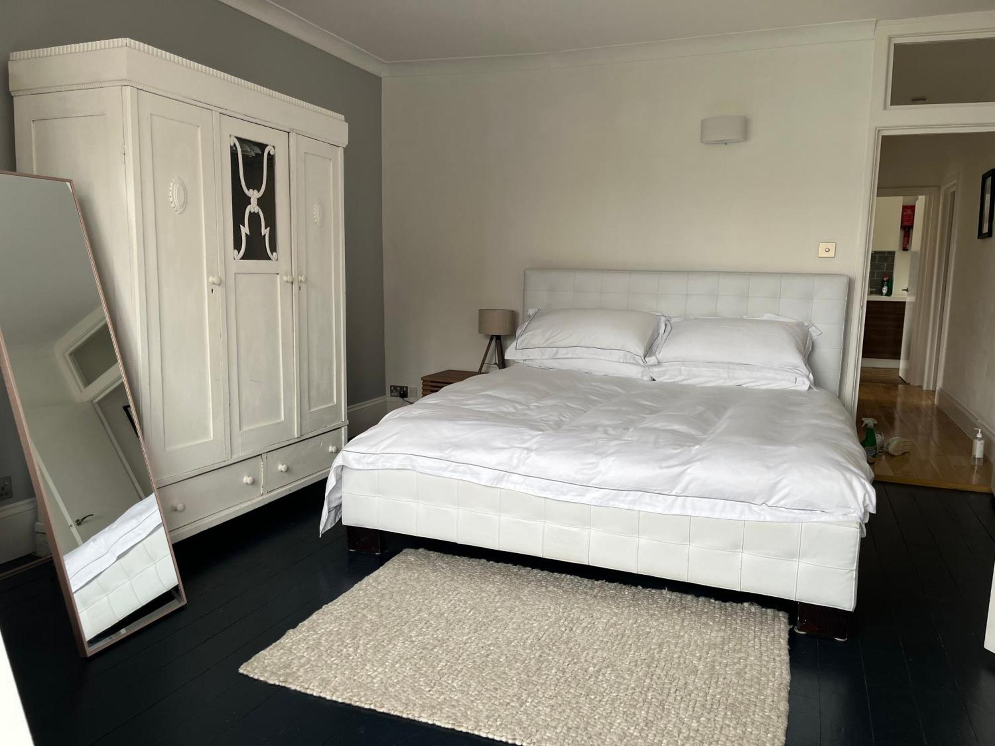 The Clock Tower Apartment - Spacious, Modern, 2 Bed Room Apartment , Southsea With Free Parking - Sleeps 4 朴次茅斯 外观 照片